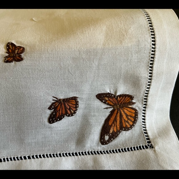 Williams Sonoma Golden Brown Butterflies - placemats and napkins. - Picture 2 of 7